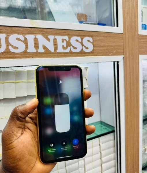 iPhone Jaune Élégant 64Go