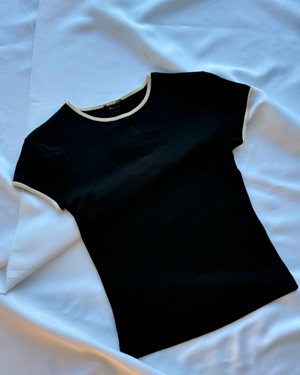 Облегающая черная футболка с белой окантовкой 