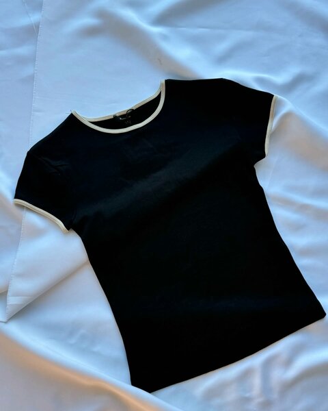 Облегающая черная футболка с белой окантовкой 