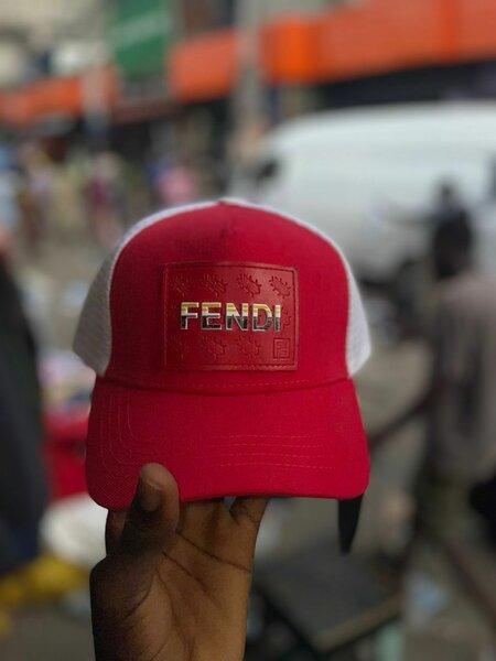 Casquette rouge Fendi mode