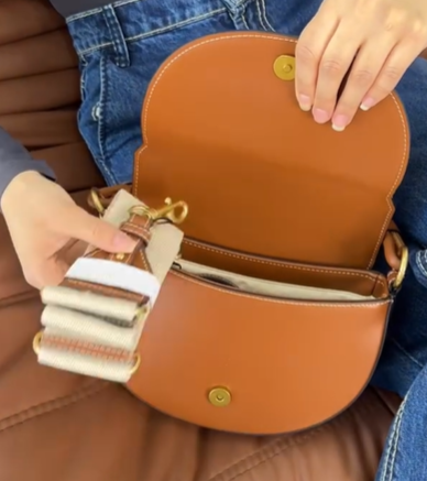 стильная сумочка от ZARA в форме полукруга коричневая