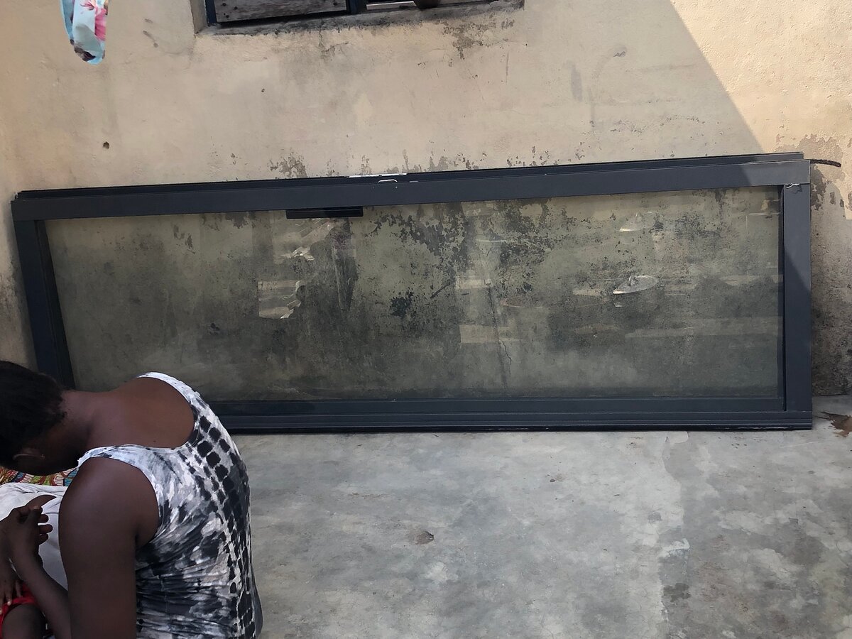 Cadre de fenêtre en aluminium noir