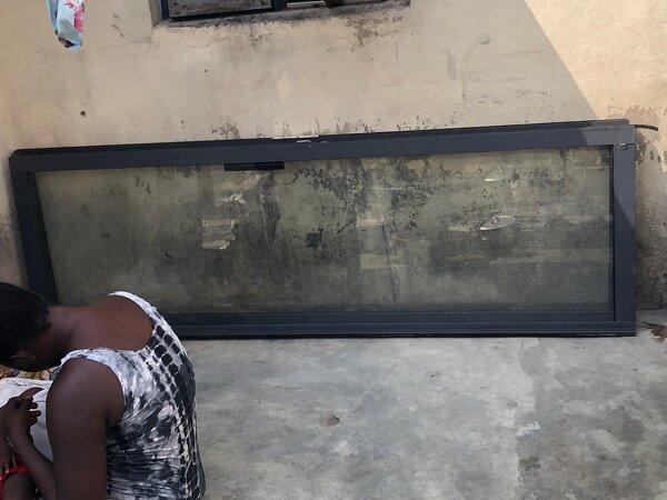 Cadre de fenêtre en aluminium noir