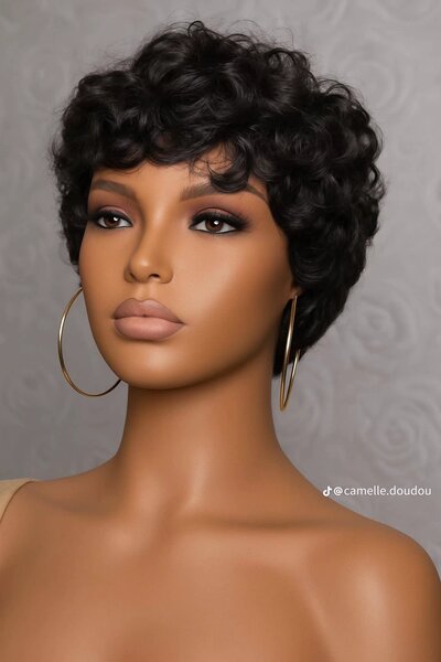 Perruque Bouclée Courte Stylée