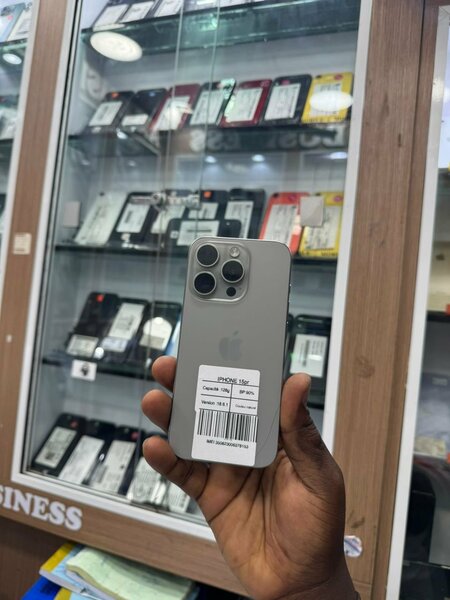 iPhone 15 pro très propre