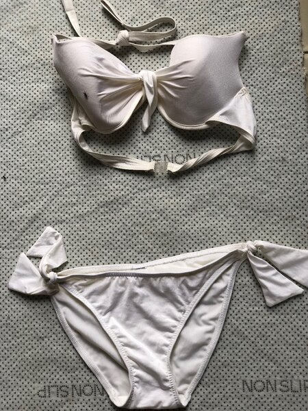 Bikini blanc élégant noué