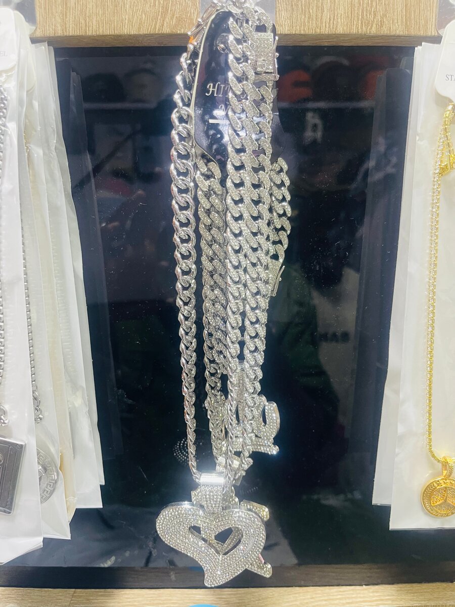 Collier doré avec pendentif croix