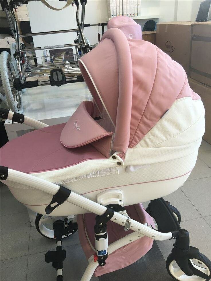 Poussette de luxe moderne