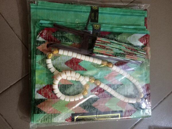 Pagne kanté et accessoires