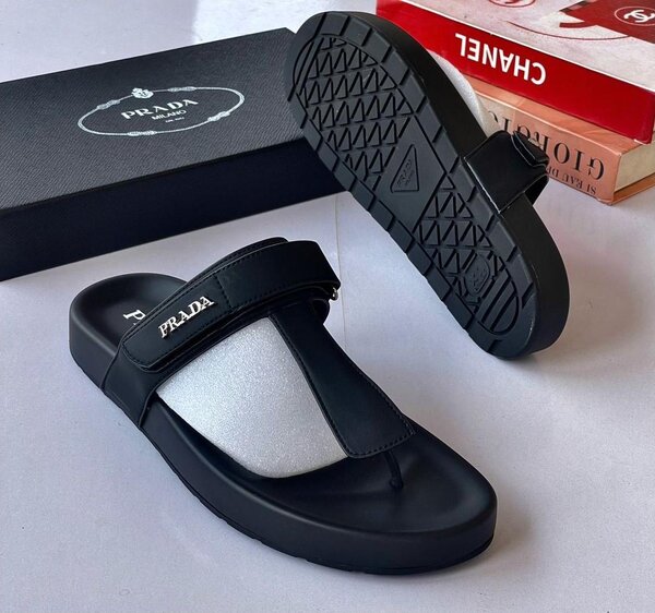 Tongs en cuir Prada élégantes