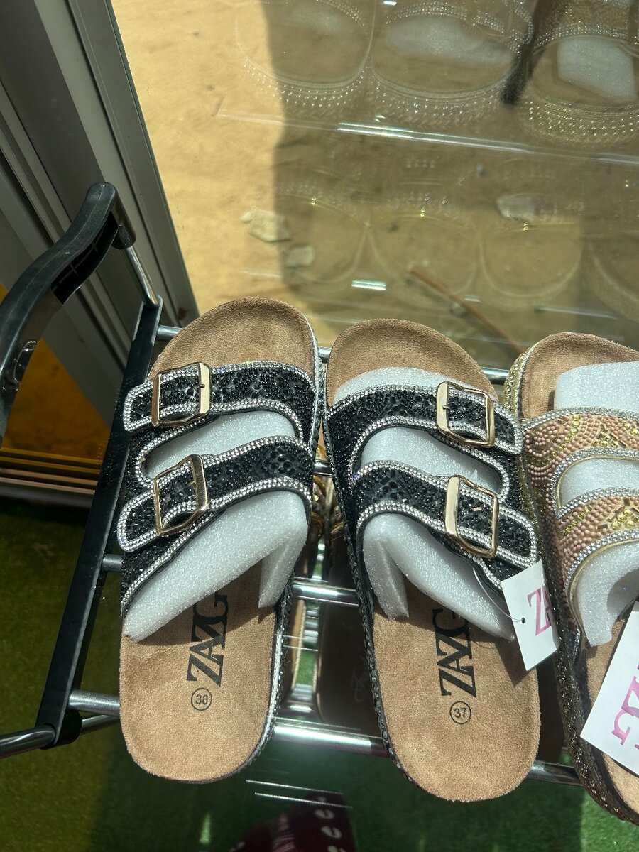 Sandales à boucles brillantes