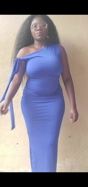 Robe élégante une épaule