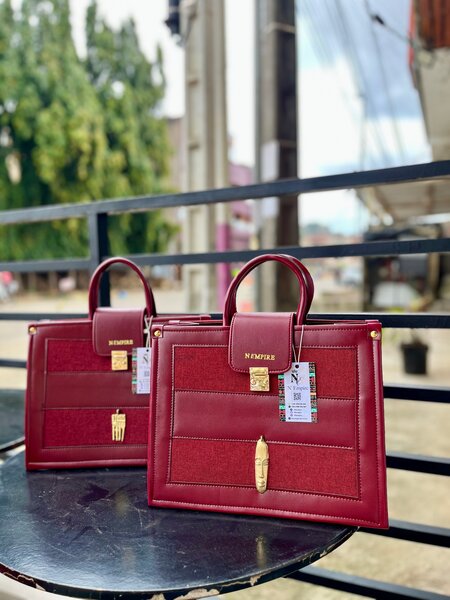 Sac à main en cuir rouge élégant