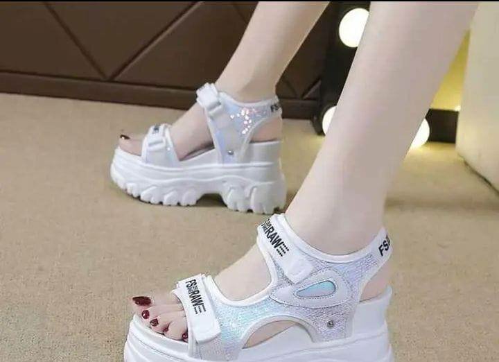 Sandales compensées brillantes