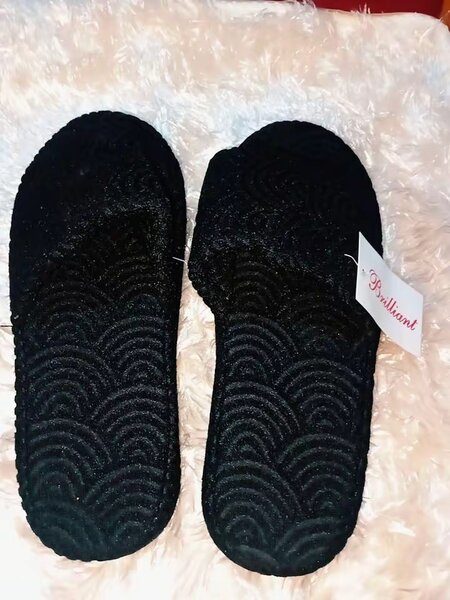 Chaussons noirs confortables