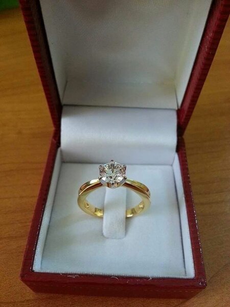 Bague solitaire or avec diamant