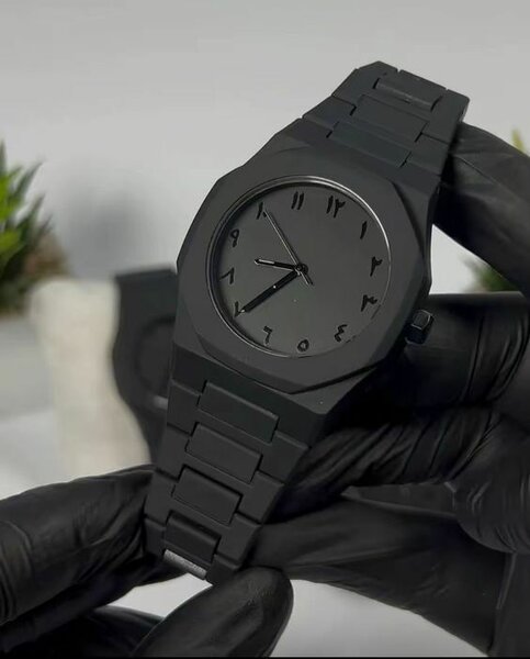 Montre noire minimaliste