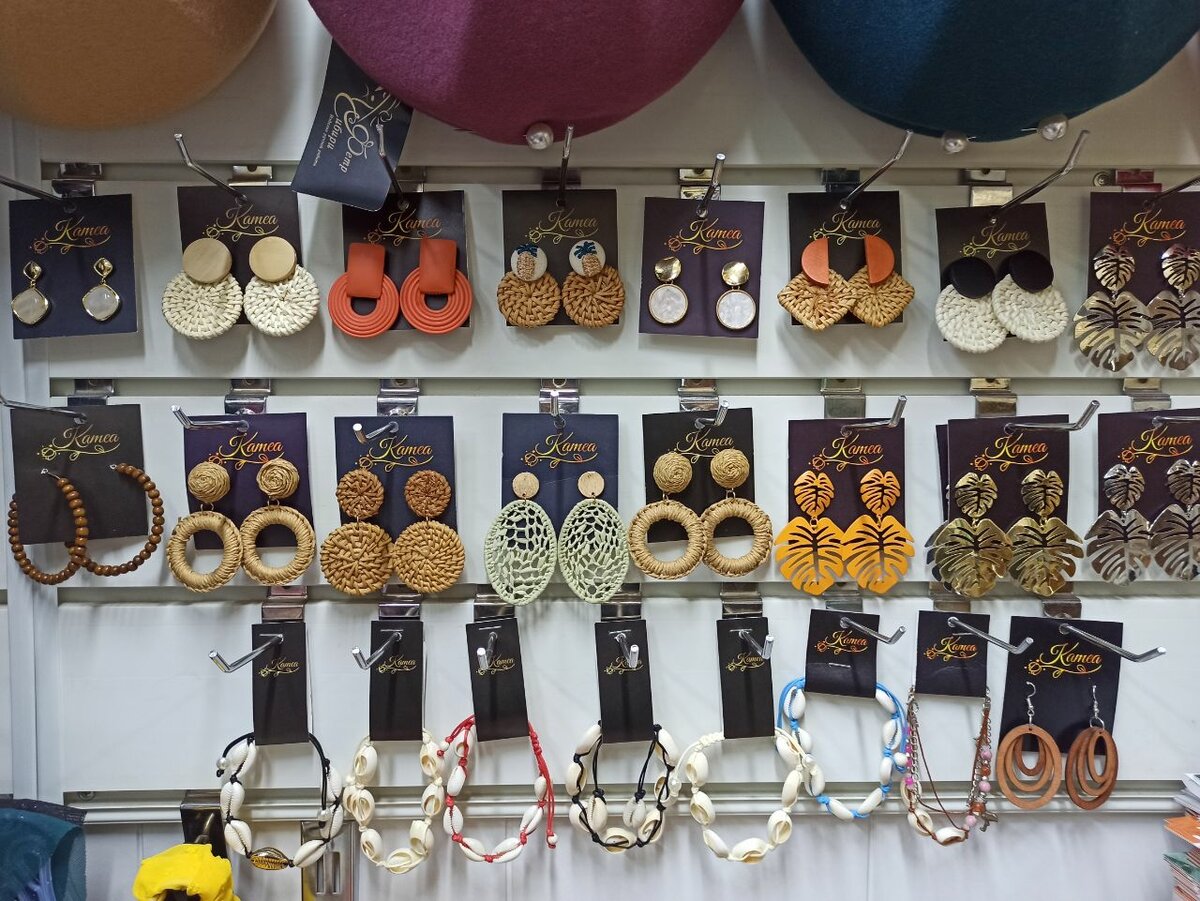 Бижутерия их ротанга и дерева.