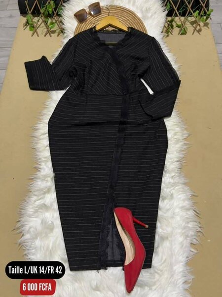 Robe élégante noire rayée