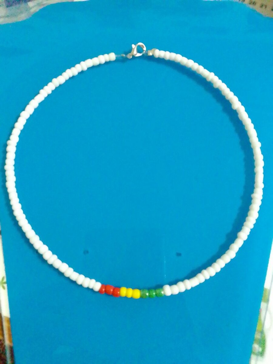 Collier ras-du-cou coloré