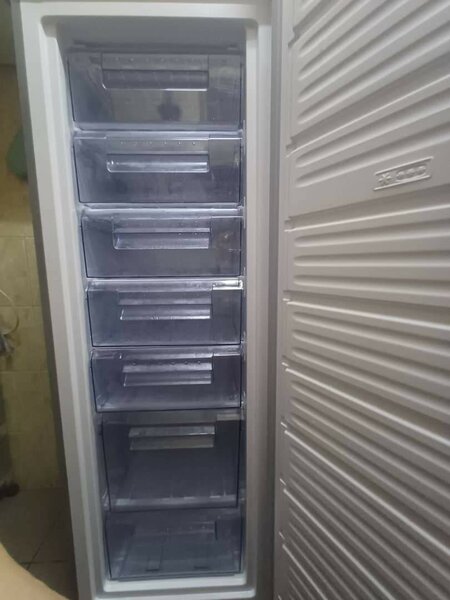 Congélateur vertical moderne