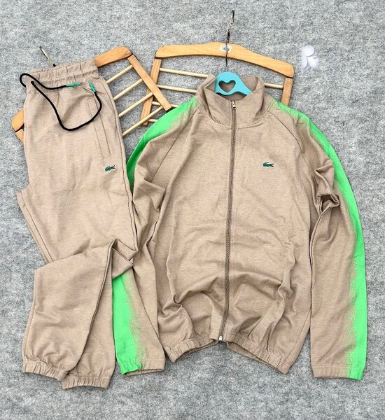 Survêtement beige avec bandes vertes