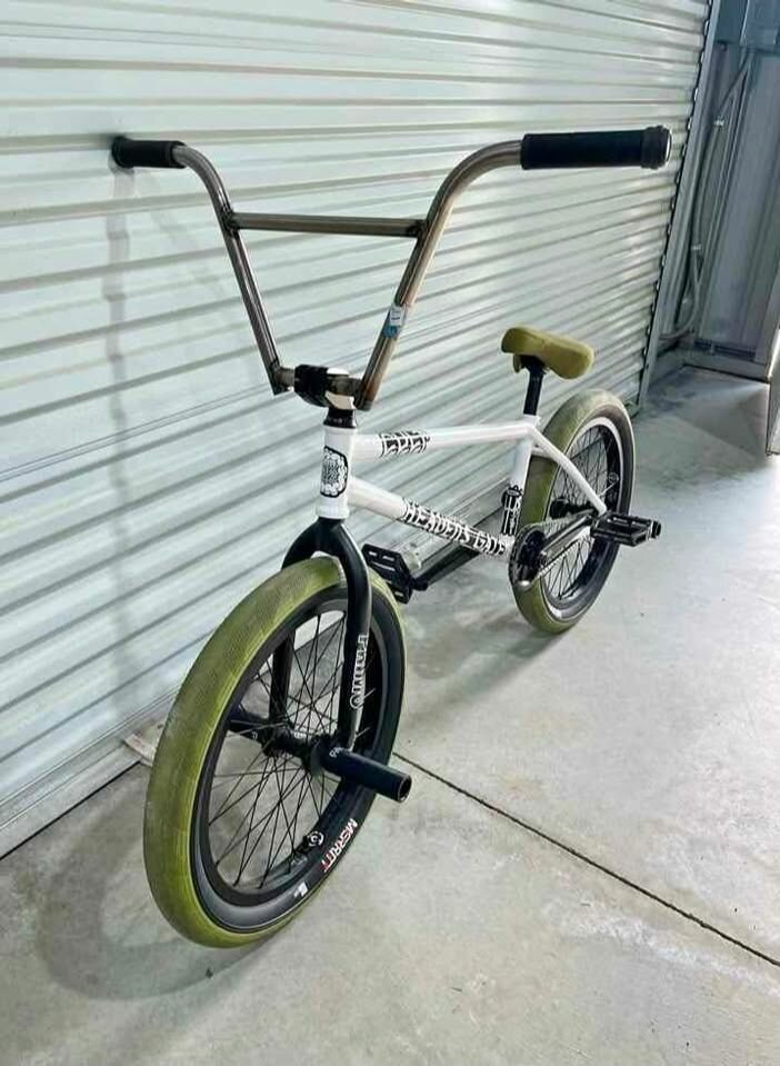 Vélo BMX blanc