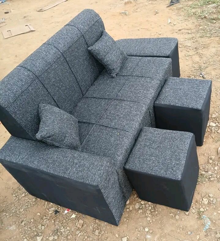 Canapé moderne avec poufs