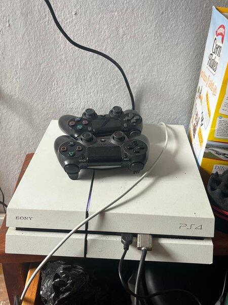 Console Sony PS4 avec Manettes