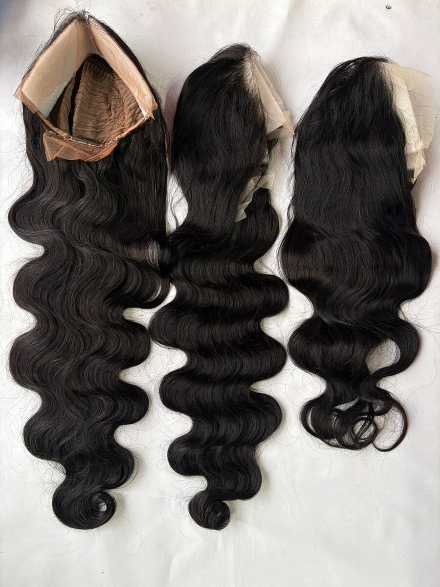 Perruque ondulée et bouclée