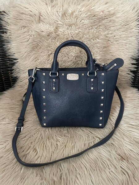 Sac à main clouté élégant
