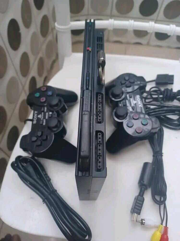 console Sony PS2 Slim avec man