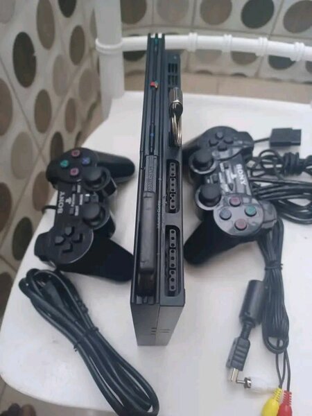 console Sony PS2 Slim avec man