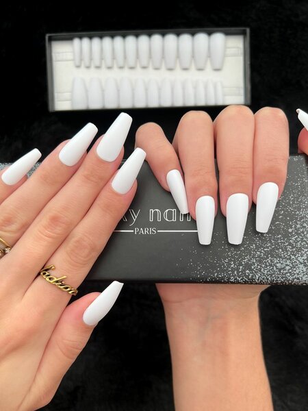 Ongles Pressés Blancs Élégants