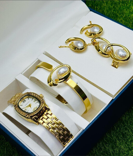 Ensemble de montres et bijoux dorés