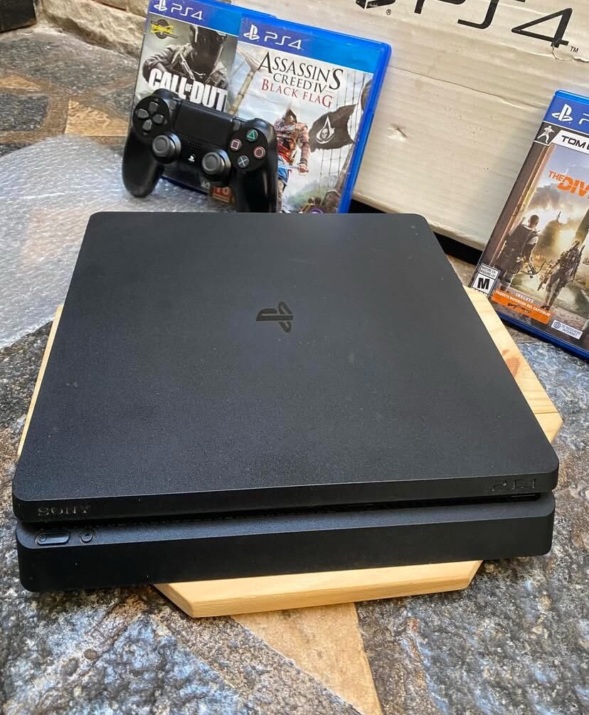 Playstation 4 with 3 controllers