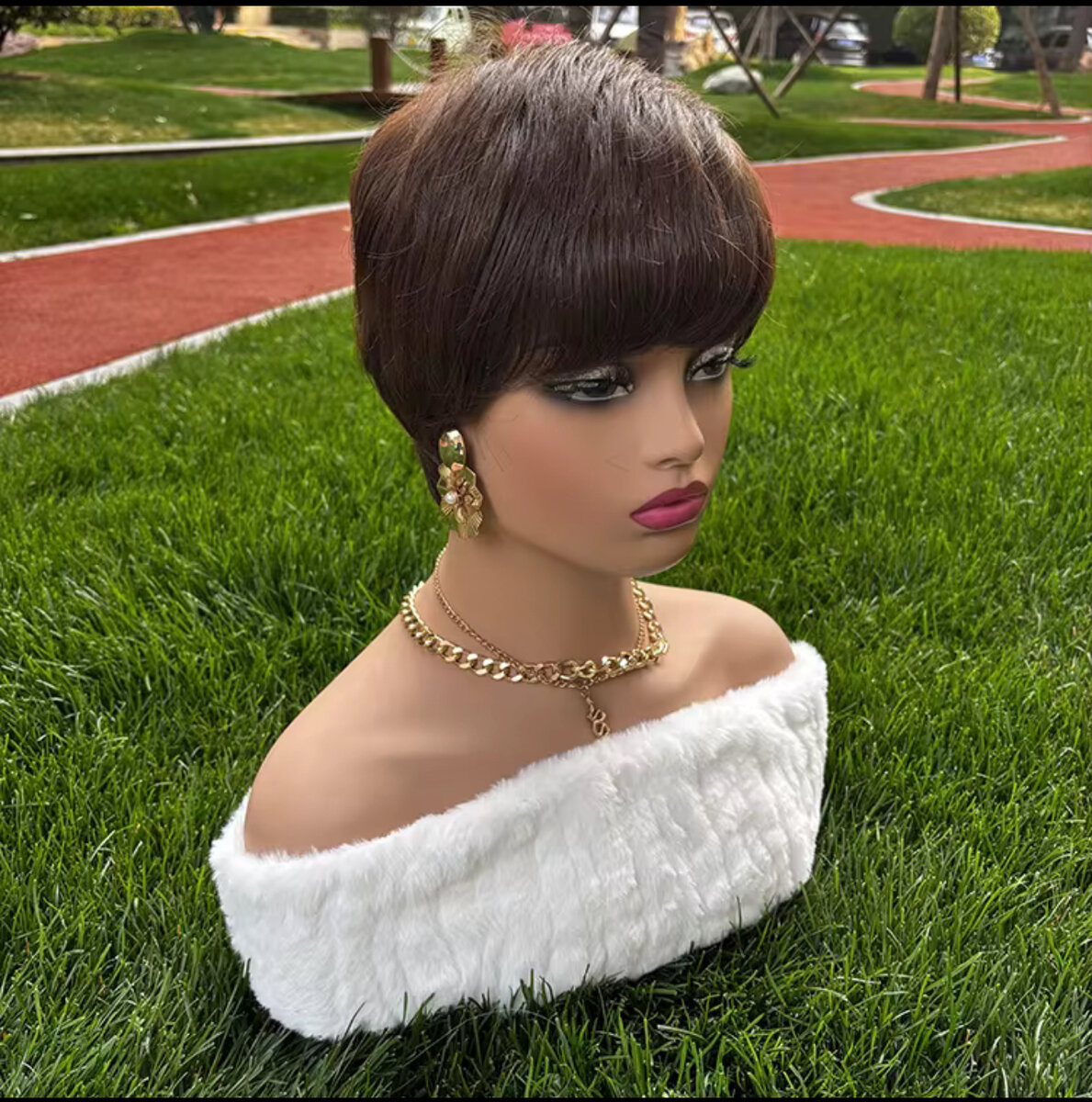 Perruque Courte Brune Élégante