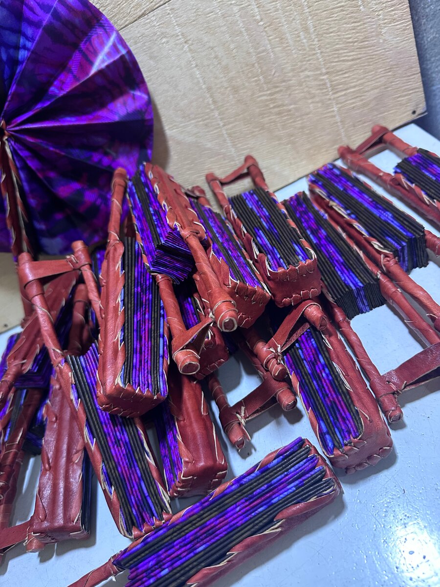 Éventails pliables en tissu coloré