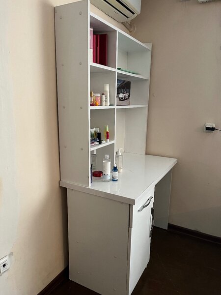 Учебный стол с полками .