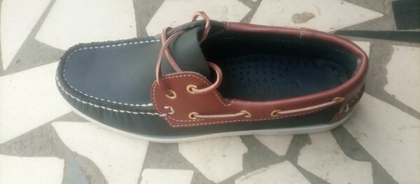 Chaussures bateau en cuir noir et marron