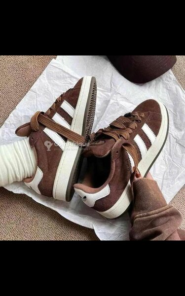 Baskets en daim marron