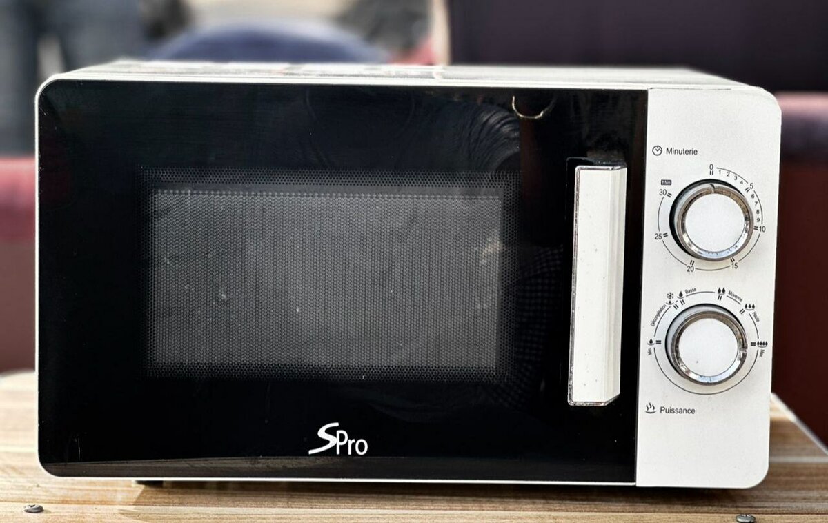 Micro-ondes compact puissant