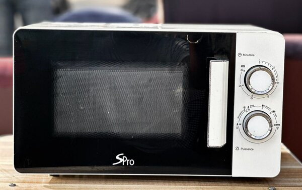 Micro-ondes compact puissant