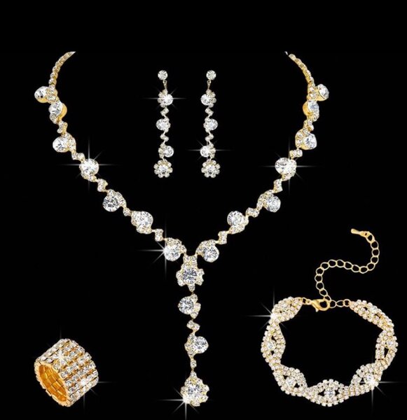 Une chaîne  Un bracelet  Boucle d'oreille  Bagues