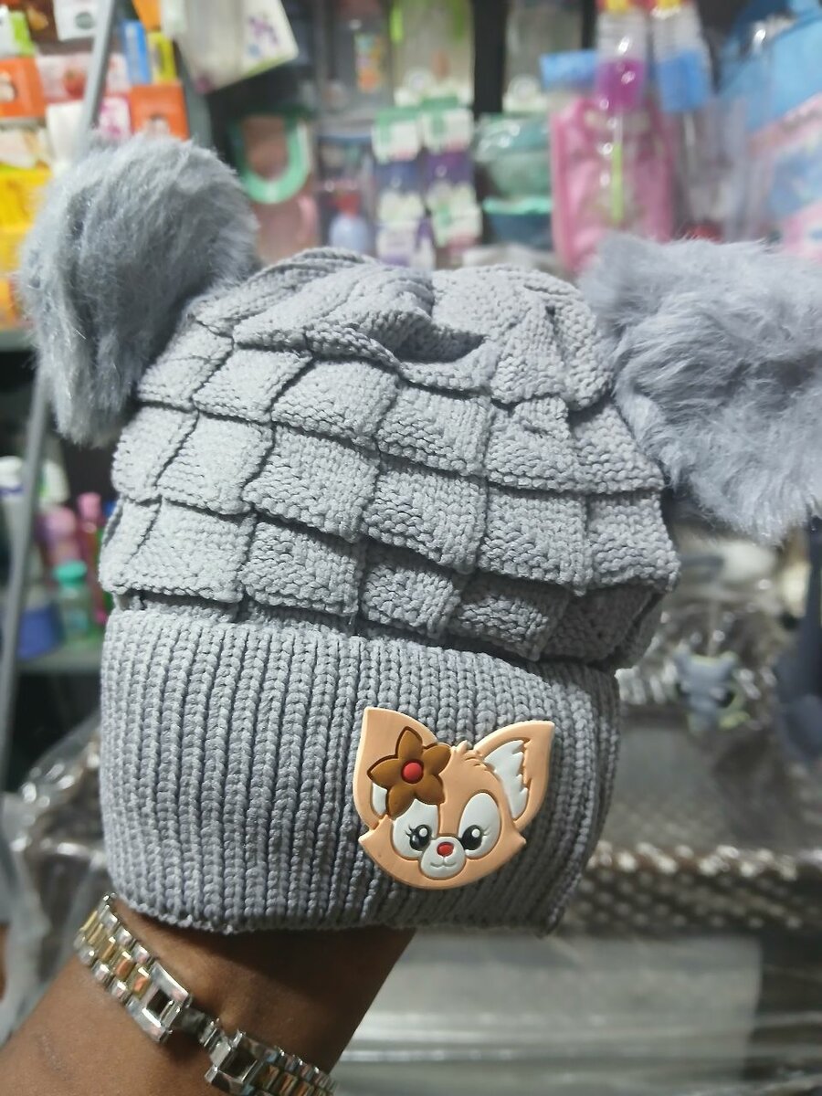 Chapeaux bébé avec pompons mignons