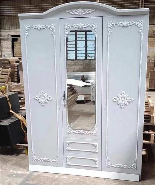 Armoire blanche avec miroir