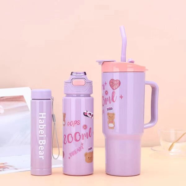 Lot de bouteilles colorées