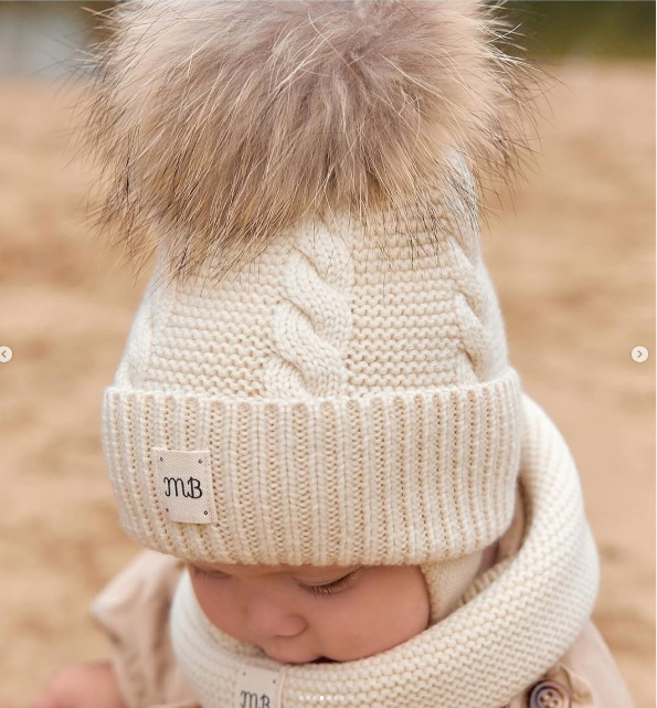 Шапочка коса с натуральным съемным помпоном енота .