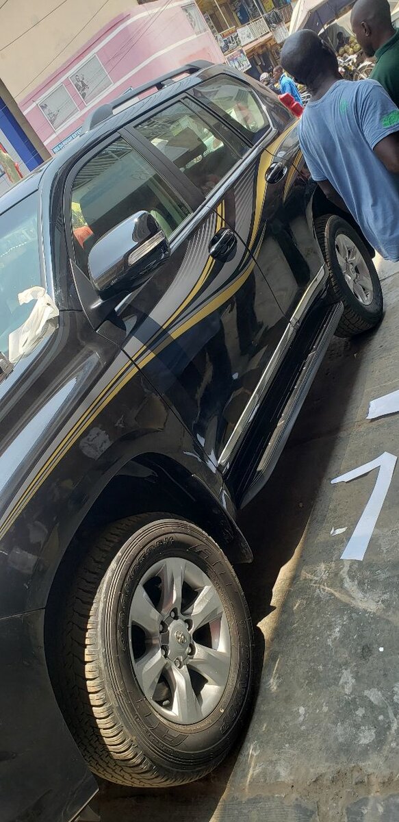 Land cruiser prado body line