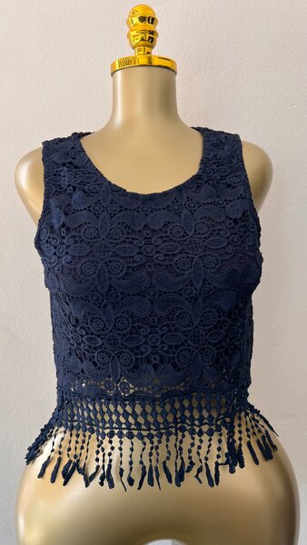Top en dentelle bleu avec franges